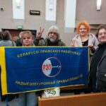 Un activista del REP con la bandera del sindicato en el tribunal: Foto del Centro de Derechos Humanos "Viasna" http://spring96.org