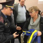Un policía trata de quitar la bandera del REP durante la audiencia de apelación: Foto del Centro de Derechos Humanos "Viasna" http://spring96.org