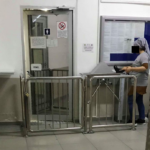 Travailleuse passant un tourniquet décomptant le temps passé aux toilettes 