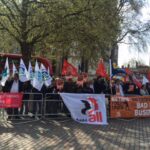 Профсоюзная демонстрация на пути следования акционеров к месту проведения собрания 