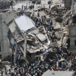 1.	Photographe: Andrew Biraj/ REUTERS Légende: Les sauveteurs tentent de retrouver des personnes sous les décombres de l’immeuble Rana Plaza qui s’est effondré le 24 avril 2013 à Savar situé à 30 km (19 miles) de Dacca. L’immeuble de huit étages qui abritait des ateliers de confection et un centre commercial à la périphérie de  la capitale du Bangladesh, s’est effondré mercredi en tuant au moins 25 personnes et en en blessant plus de 500 a signalé mercredi la chaîne de télévision Ntv. Un responsable du gouvernement a déclaré que plus de 70 personnes avaient été tuées et que des centaines étaient blessées. 