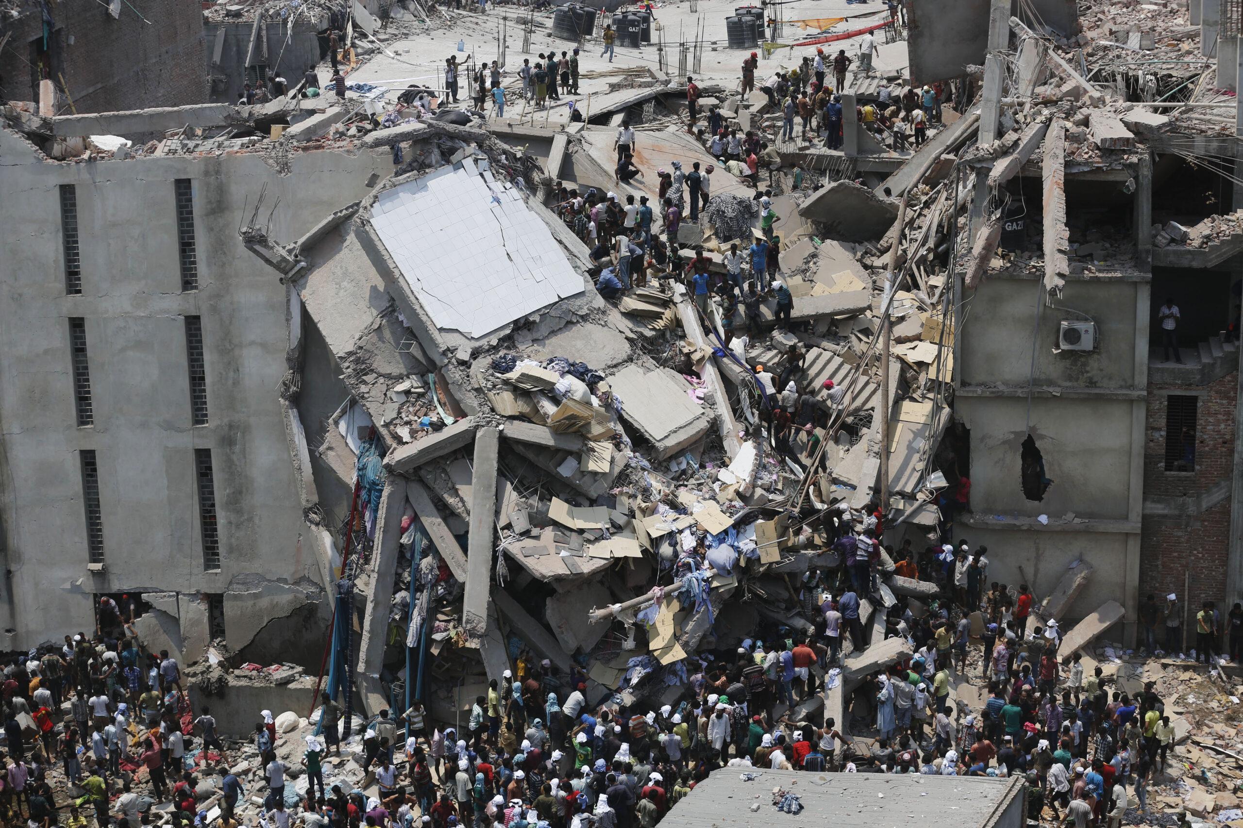 1.	Photographe: Andrew Biraj/ REUTERS Légende: Les sauveteurs tentent de retrouver des personnes sous les décombres de l’immeuble Rana Plaza qui s’est effondré le 24 avril 2013 à Savar situé à 30 km (19 miles) de Dacca. L’immeuble de huit étages qui abritait des ateliers de confection et un centre commercial à la périphérie de  la capitale du Bangladesh, s’est effondré mercredi en tuant au moins 25 personnes et en en blessant plus de 500 a signalé mercredi la chaîne de télévision Ntv. Un responsable du gouv