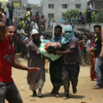 2.	Photographe: Andrew Biraj/ REUTERS Légende: Les sauveteurs portent le corps d’un travailleur de la confection, qui travaillait dans l’immeuble Rana Plaza à Savar situé à 30 km (19 miles) de Dacca, le 24 avril 2013, au moment de son effondrement. L’immeuble de huit étages qui abritait des ateliers de confection et un centre commercial dans la périphérie de la capitale du Bangladesh s’est effondré mercredi en tuant plus de 70 personnes et en en blessant des centaines d’autres, a déclaré un responsable du gouvernement. 