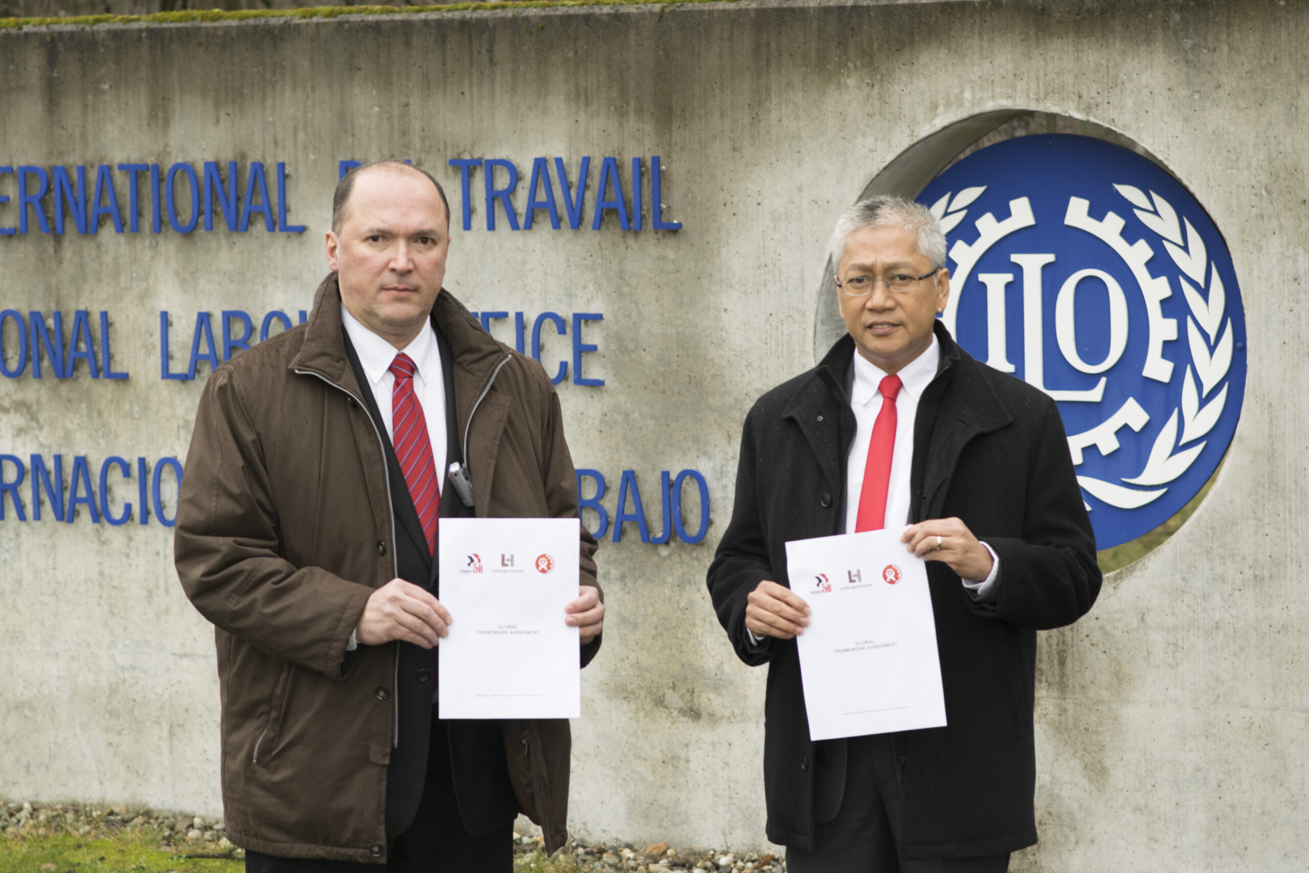 Valter Sanches, IndustriALL Global Union, et Ambet Yuson, l’Internationale des travailleurs du bâtiment et du bois (IBB), au siège de l’Organisation internationale du travail 