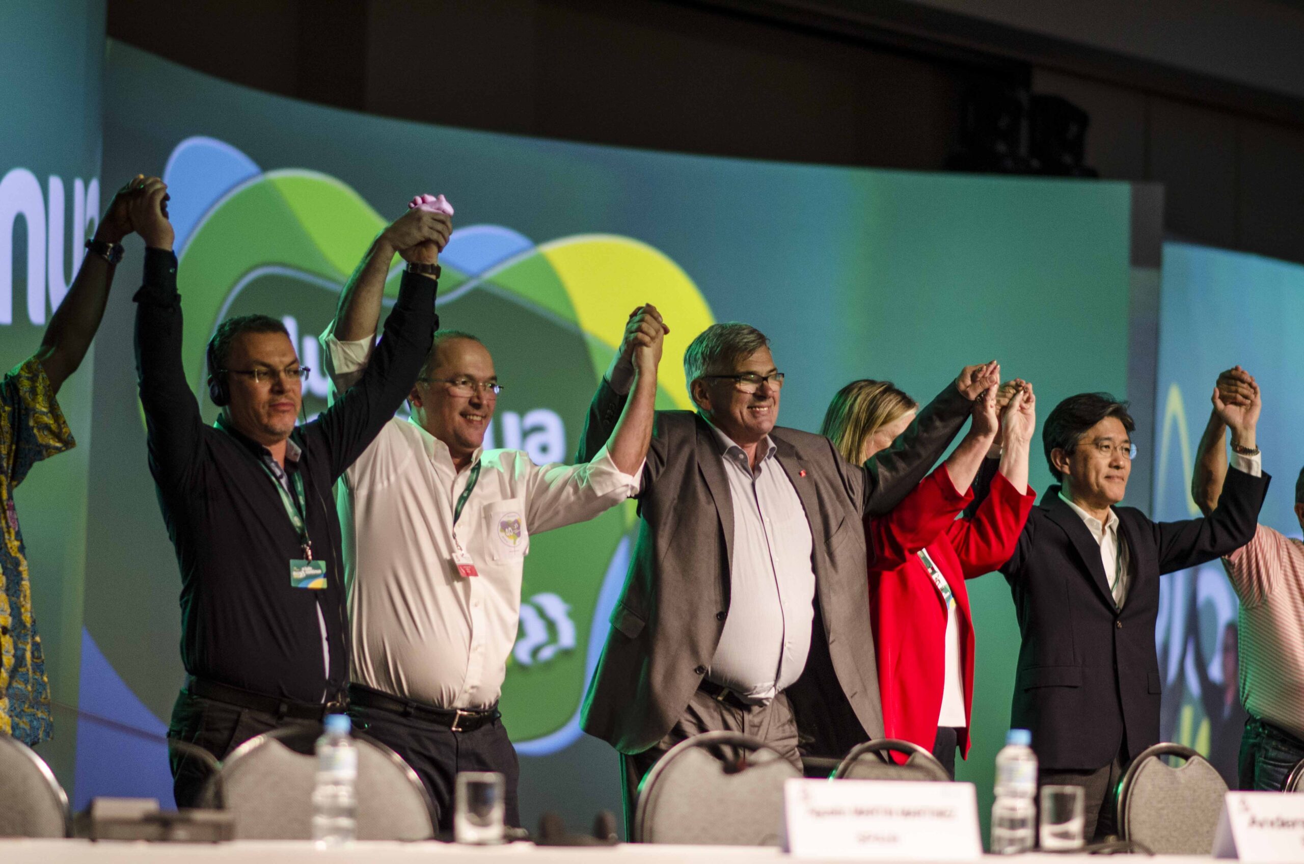 La nouvelle direction d'IndustriALL à la tribune du Congrès de Rio de Janeiro, au Brésil 