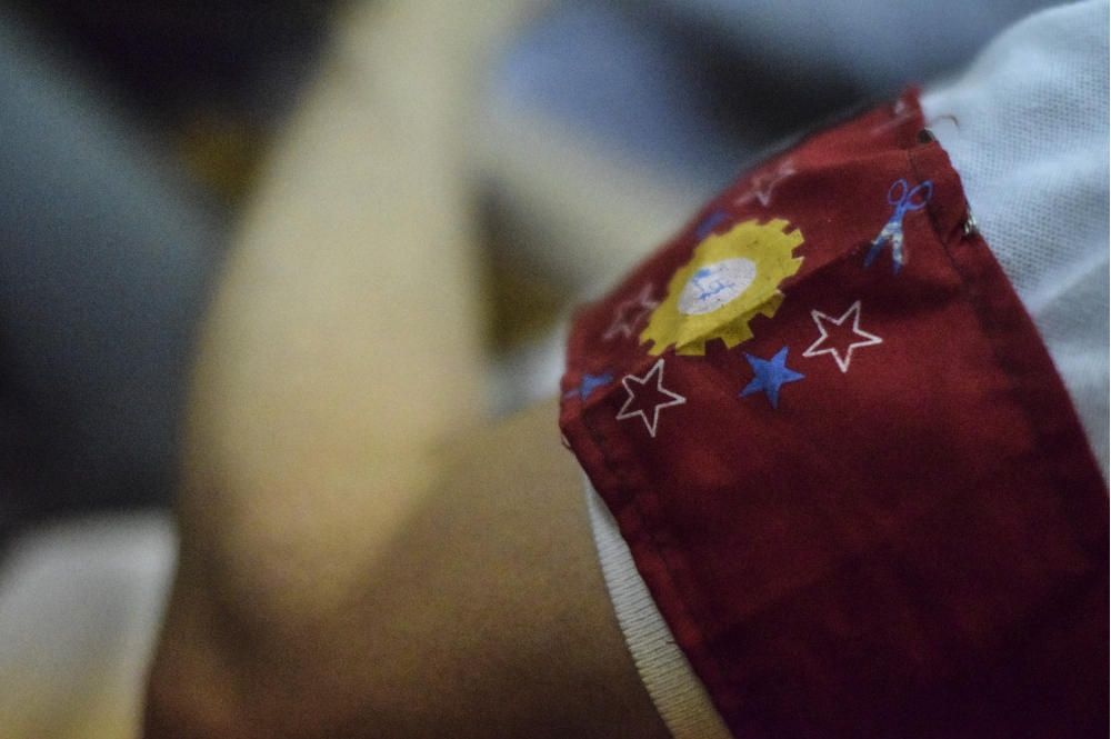 Brazalete rojo utilizado por los trabajadores en la fábrica de Sakura, Yangin, durante una protesta silenciosa por aumentos de sueldo. Febrero de 2015.