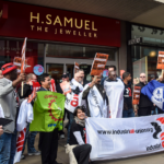 Acción en Oxford Street, Londres, en abril de 2015, ante una tienda de H Samuel.
