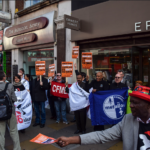 Acción en Oxford Street, Londres, en abril de 2015, ante una tienda de Ernest Jones.