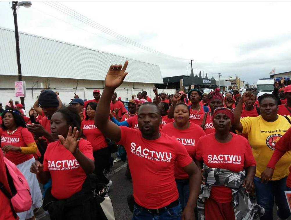 Des délégués du SACTWU manifestent pour la défense de la production locale. Crédit photo : SACTWU