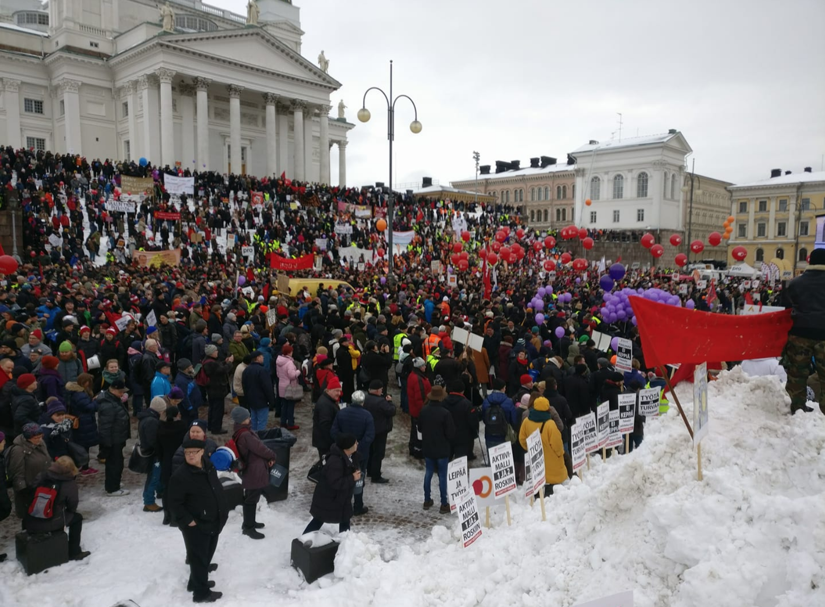 10,000 people in Helsinki, protesting against government cuts to unemployment benefits (photo: PRO)