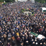 Des milliers de personnes se sont rassemblées pour les funérailles d’Abdullah Karacan à Izmit, en Turquie. Photo : Disk
