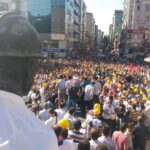 Des milliers de mineurs rassemblés autour du monument aux mineurs, dans le centre de Zonguldak pour protester contre les plans de privatisation du gouvernement turc. Source : www.halkinsesi.com 