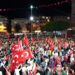 Manifestation contre le coup d’État à Bağcılar, Istanbul, Turquie. Photo : Maurice Flesier / Wikimedia Commons