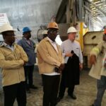 El secretario general de la IndustriALL, Valter Sanches, durante la visita de una planta en Ghana, abril de 2018