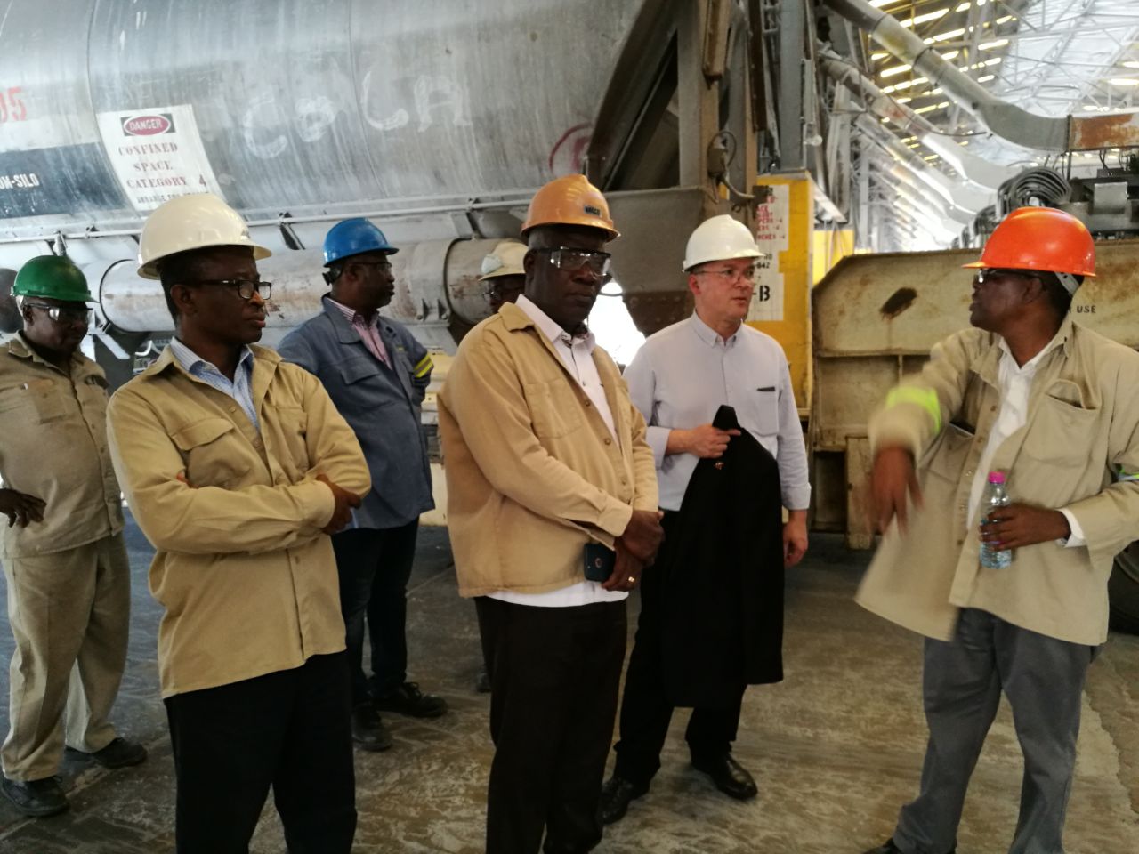 El secretario general de la IndustriALL, Valter Sanches, durante la visita de una planta en Ghana, abril de 2018