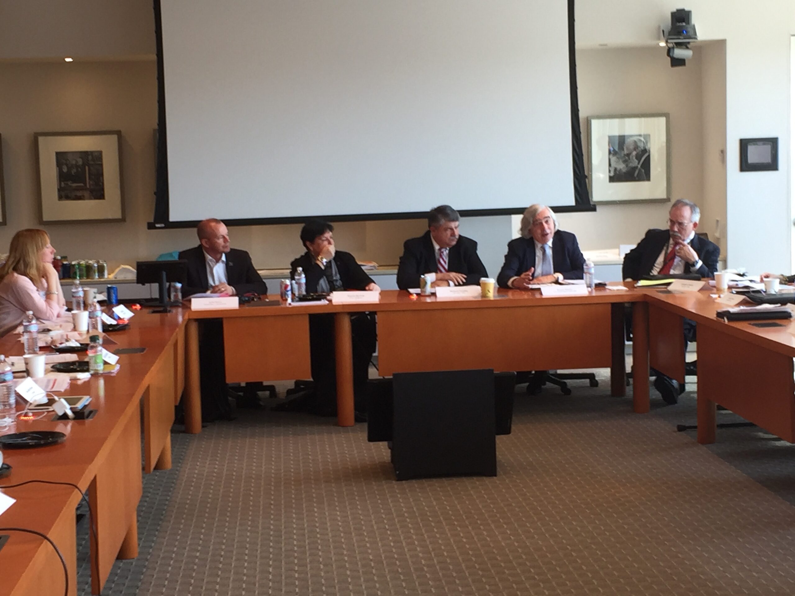 El Ministro de Energía de EE.UU., Ernest Moniz, toma la palabra en el seminario realizado en Washington.
