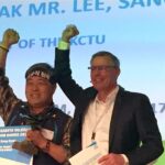 Lee Sang Jin recibiendo el premio del presidente de la FNV, Han Busker. Foto: FNV